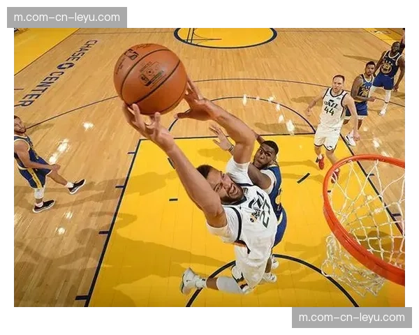 黄蜂全队8人得分上双展现深度 团队传导球创造大量空位机会